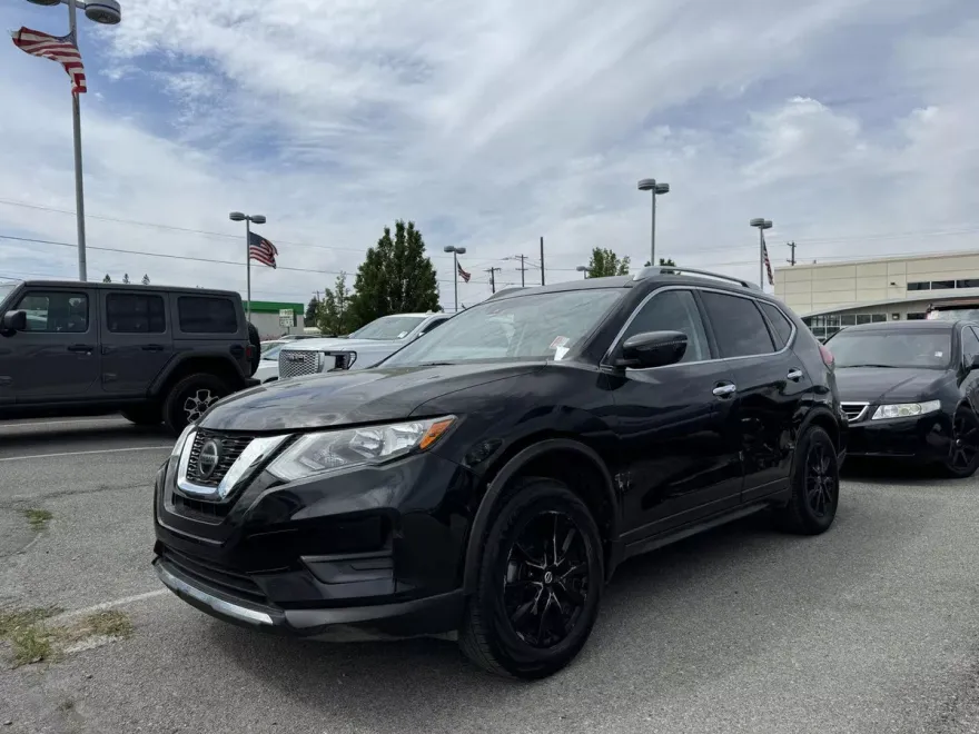 2020 Nissan Rogue SV photo 1