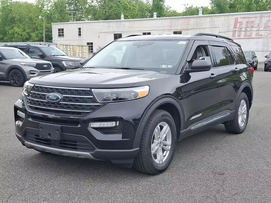 2022 Ford Explorer XLT photo 1