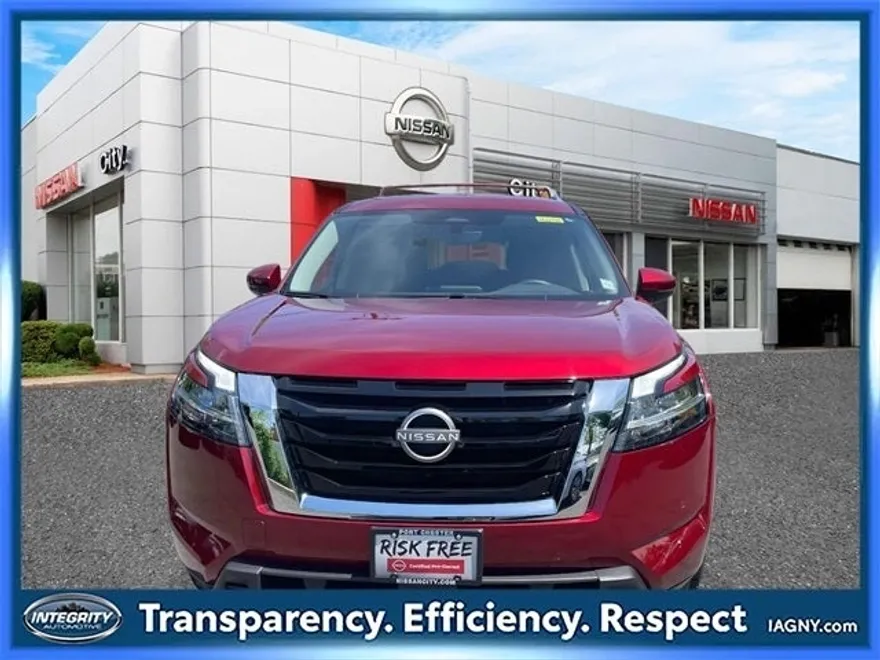 2024 Nissan Pathfinder SL photo 2