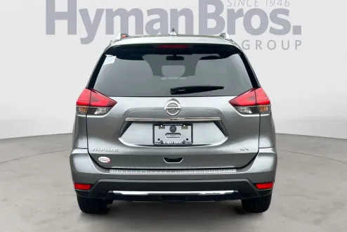 2017 Nissan Rogue SV photo 3