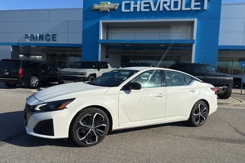 2023 Nissan Altima 2.5 SR photo 1