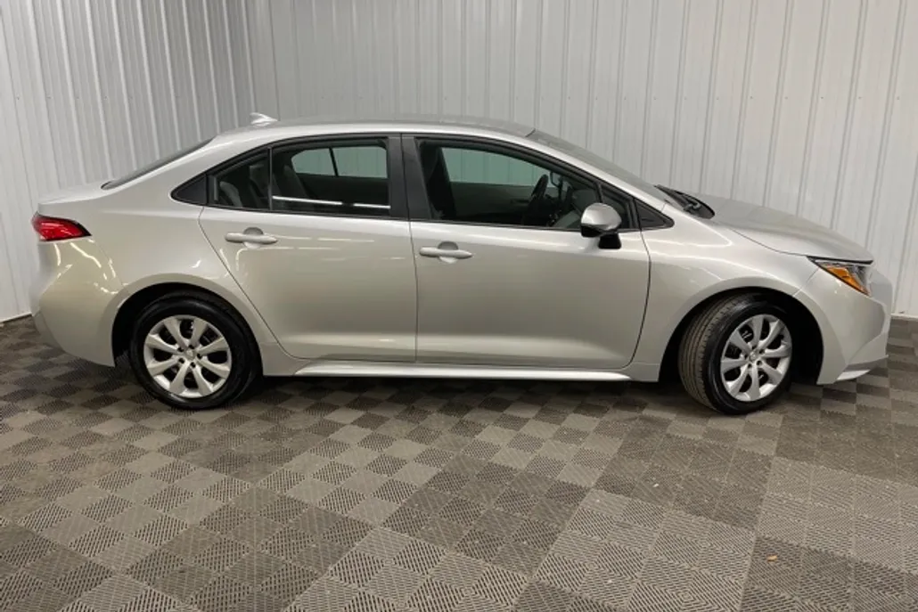 2023 Toyota Corolla LE photo 1