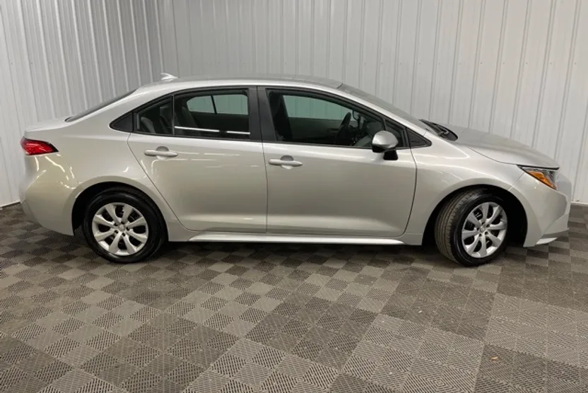2023 Toyota Corolla LE photo 1