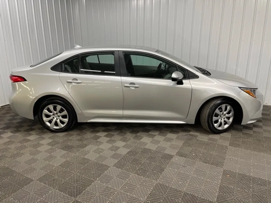 2023 Toyota Corolla LE photo 1