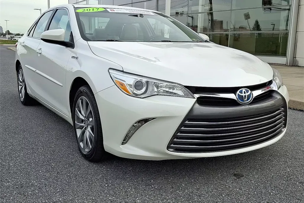 2017 Toyota Camry SE XLE Hybrid photo 1