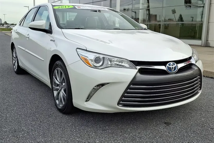 2017 Toyota Camry SE XLE Hybrid photo 1