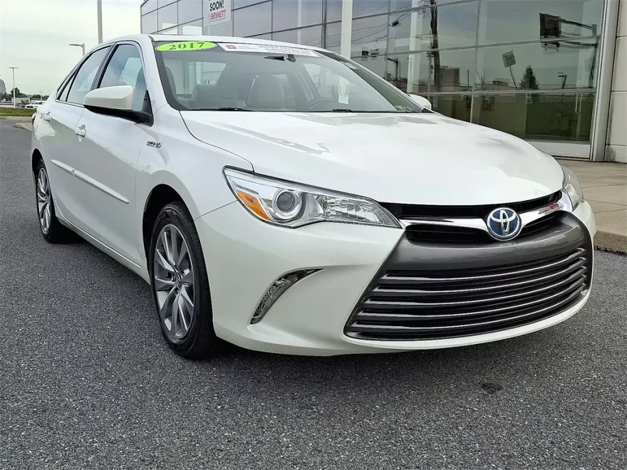 2017 Toyota Camry SE XLE Hybrid photo 1