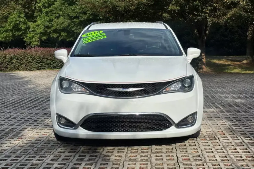 2018 Chrysler Pacifica Touring L photo 1