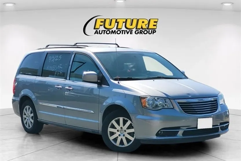 2016 Chrysler Town & Country Touring photo 1