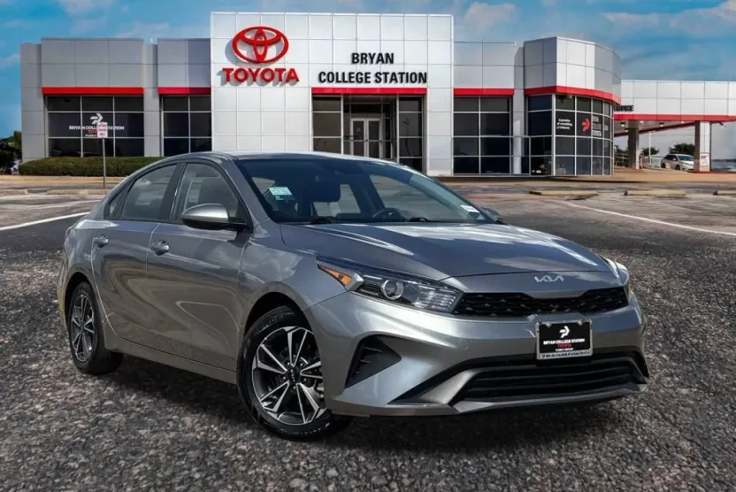 2023 Kia Forte LXS photo 1