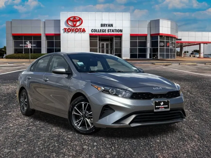 2023 Kia Forte LXS photo 1
