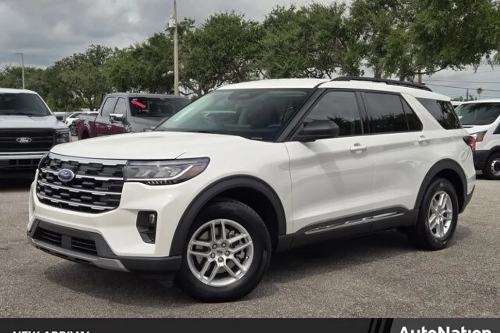 2025 Ford Explorer photo 1
