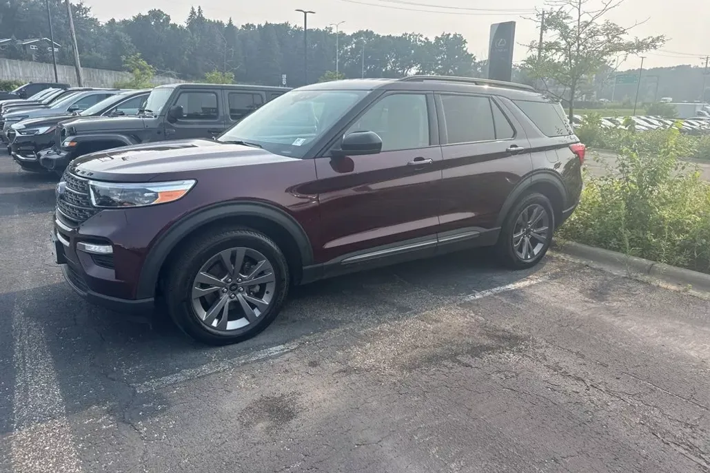 2022 Ford Explorer XLT photo 1