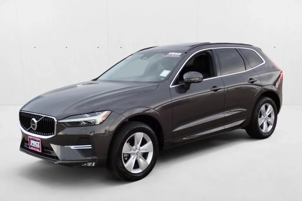 2022 Volvo XC60 B5 Momentum photo 1
