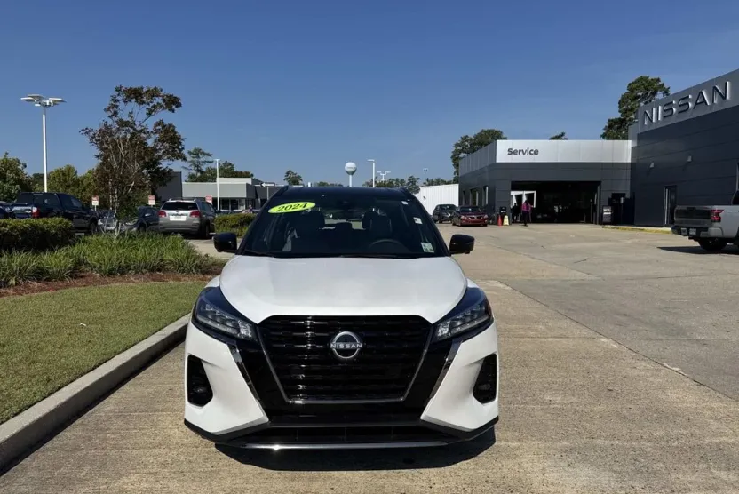 2024 Nissan Kicks SR photo 1