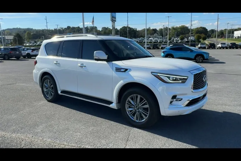 2022 Infiniti QX80 Luxe photo 1