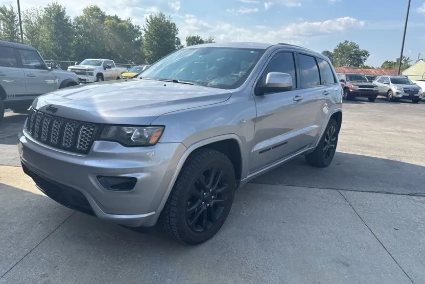 2017 Jeep Grand Cherokee Altitude photo 1