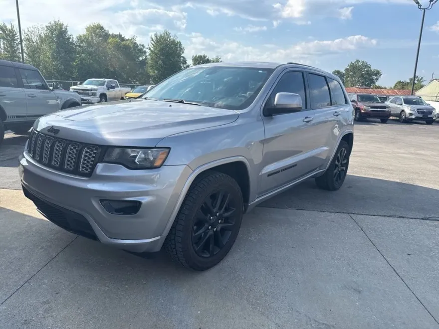 2017 Jeep Grand Cherokee Altitude photo 1