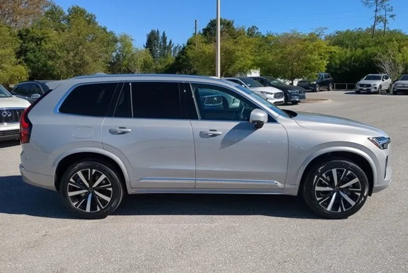 2025 Volvo XC90 B5 Core photo 1