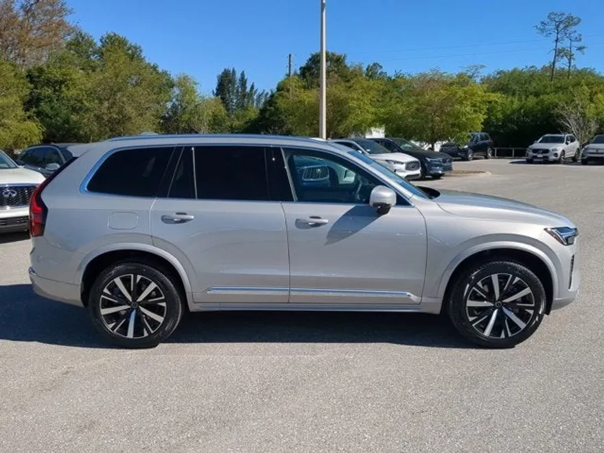 2025 Volvo XC90 B5 Core photo 1
