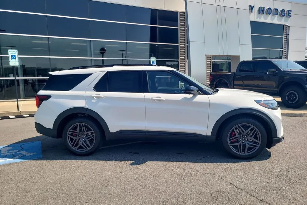 2025 Ford Explorer ST photo 1
