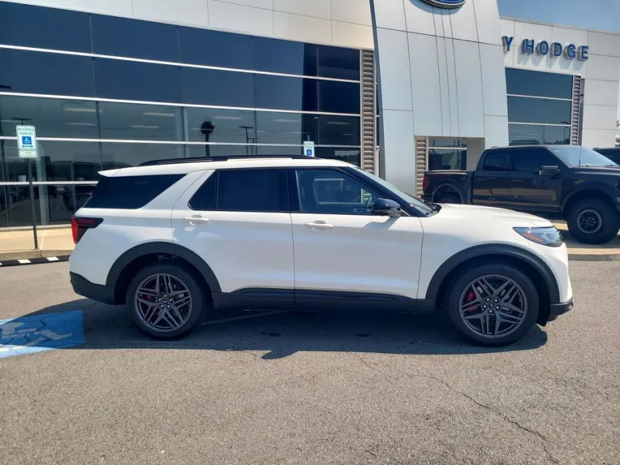 2025 Ford Explorer ST photo 1