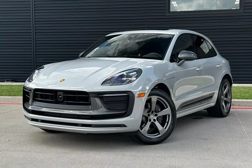 2025 Porsche Macan T photo 1