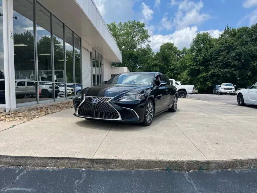 2019 Lexus ES 300h Luxury photo 1