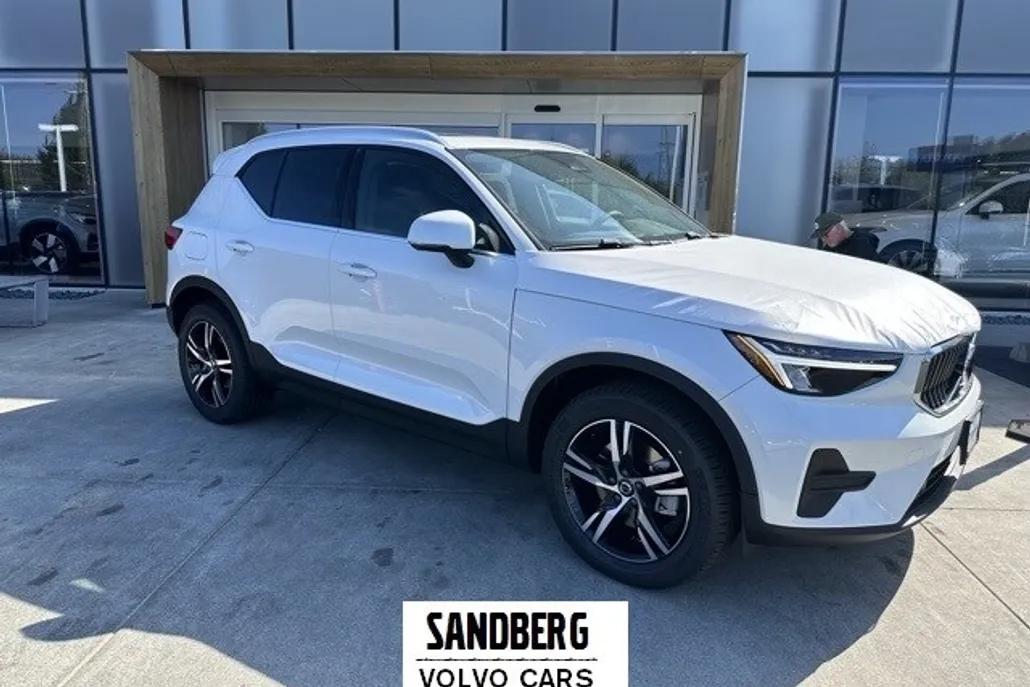 2025 Volvo XC40 Core photo 1
