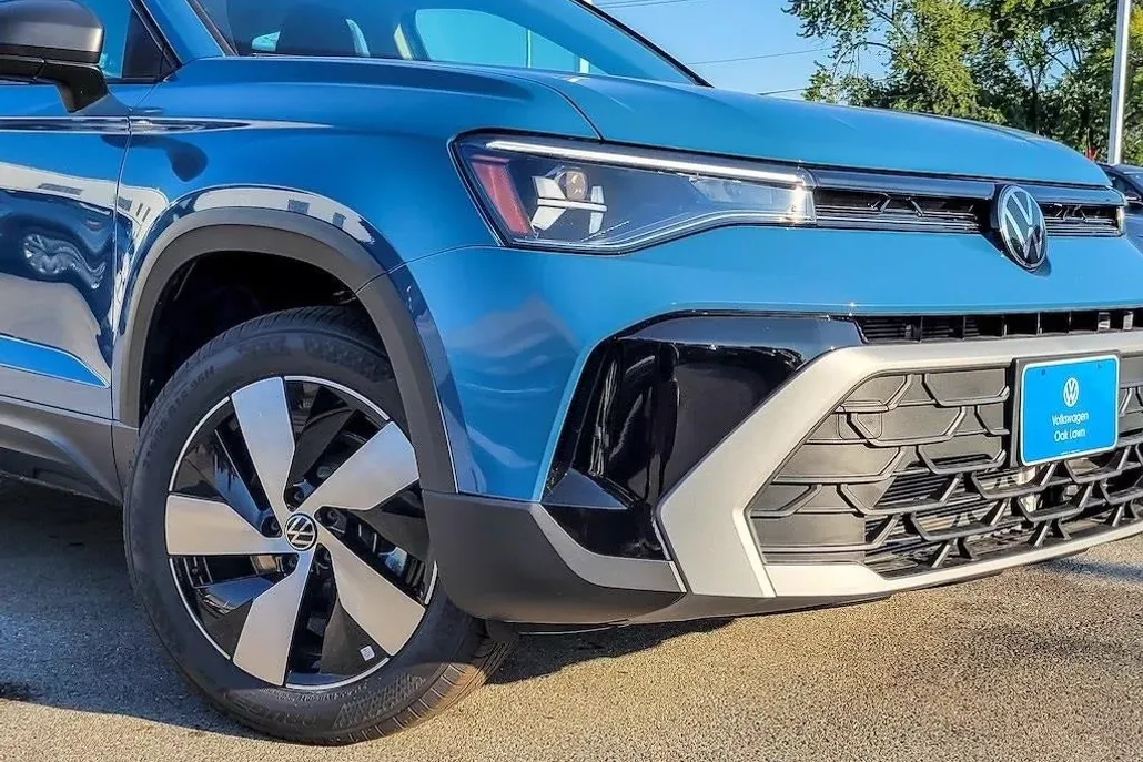 2025 Volkswagen Taos S photo 1