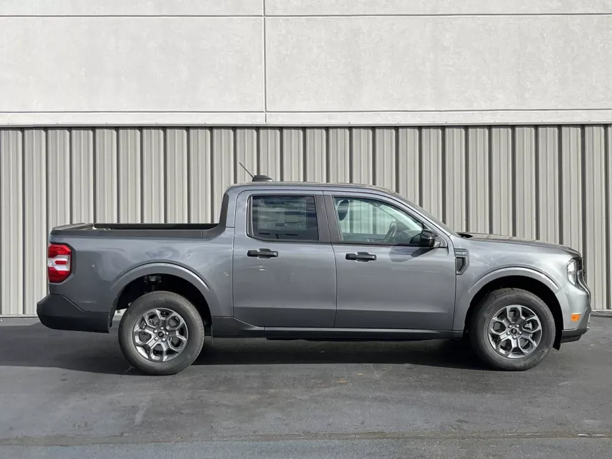 2025 Ford Maverick XLT photo 1