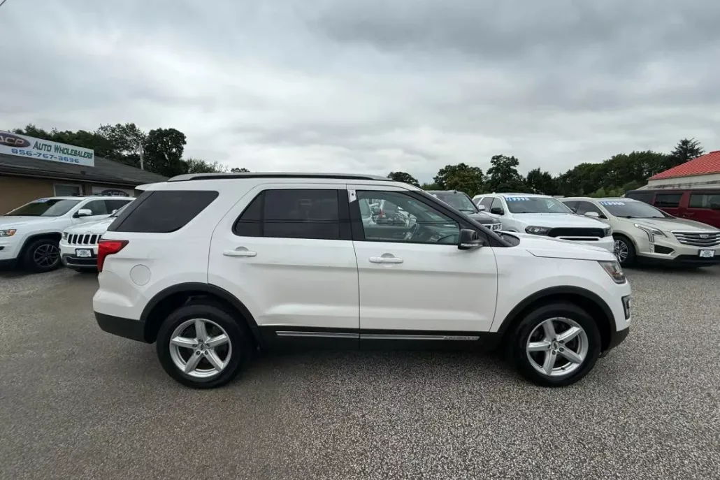 2016 Ford Explorer XLT Sport photo 1