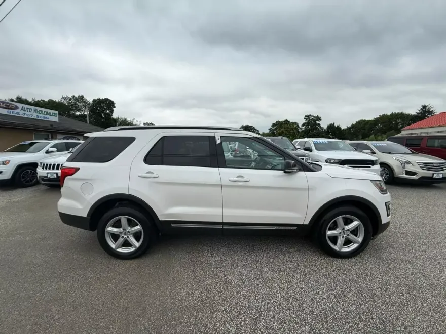 2016 Ford Explorer XLT Sport photo 1