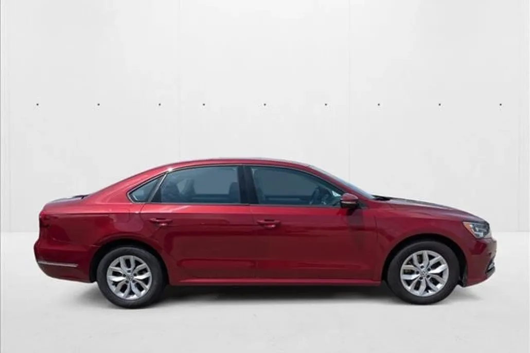 2018 Volkswagen Passat 2.0T S photo 1