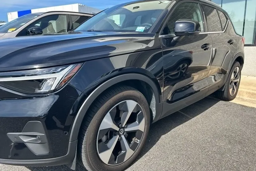 2023 Volvo XC40 AWD Plus photo 1