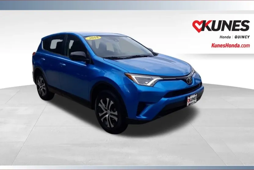2018 Toyota RAV4 LE photo 1