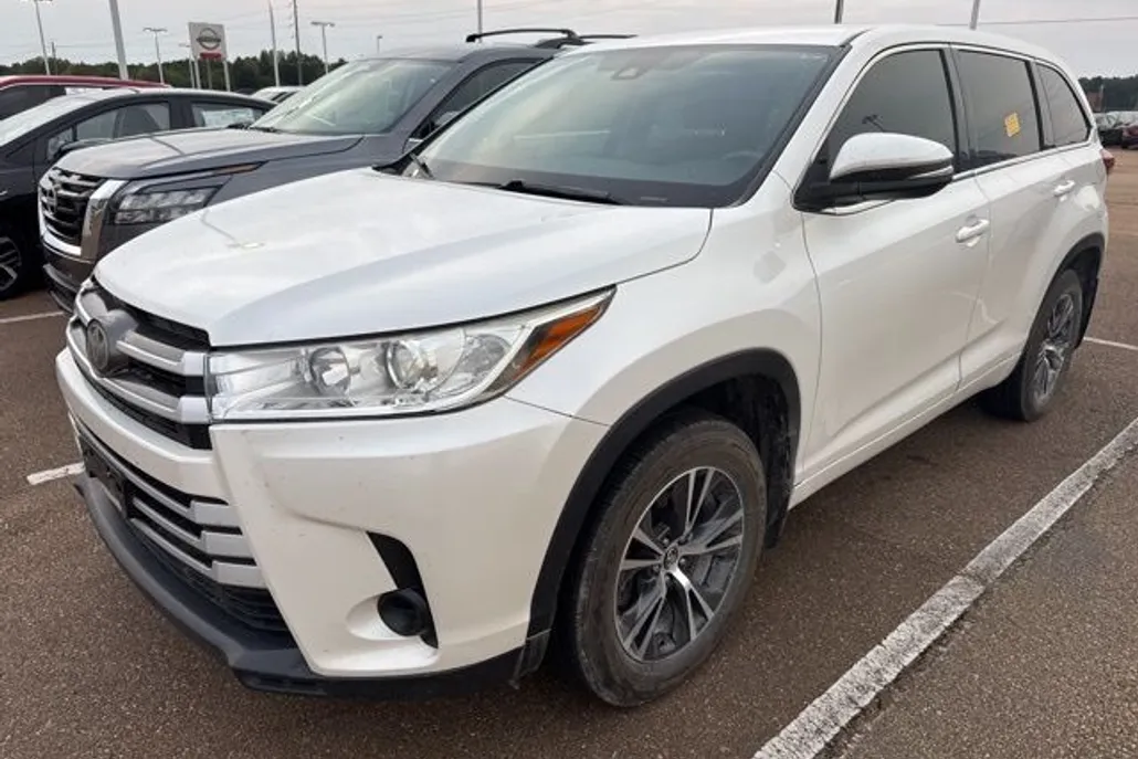 2017 Toyota Highlander LE photo 1