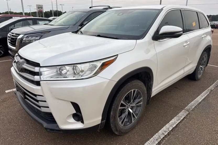 2017 Toyota Highlander LE photo 1