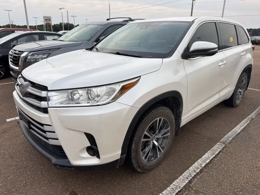 2017 Toyota Highlander LE photo 1