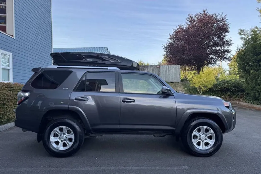 2016 Toyota 4Runner SR5 photo 1