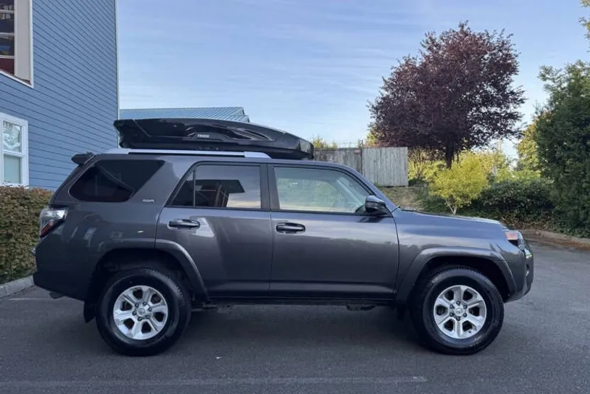 2016 Toyota 4Runner SR5 photo 1