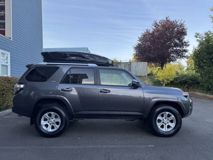2016 Toyota 4Runner SR5 photo 1