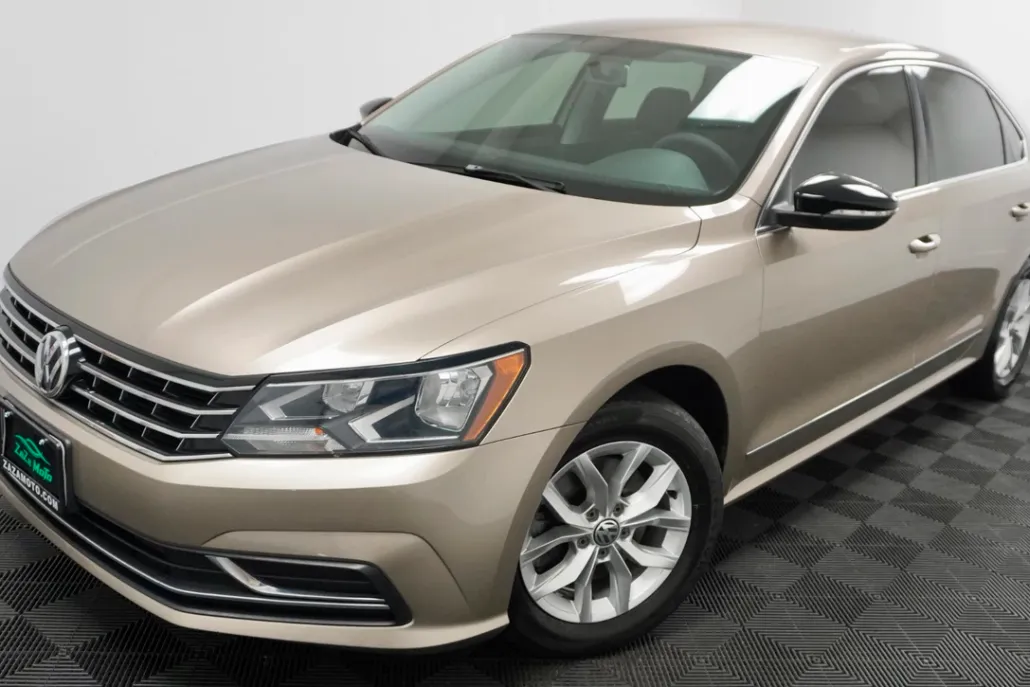 2016 Volkswagen Passat TDI S R-Line photo 1