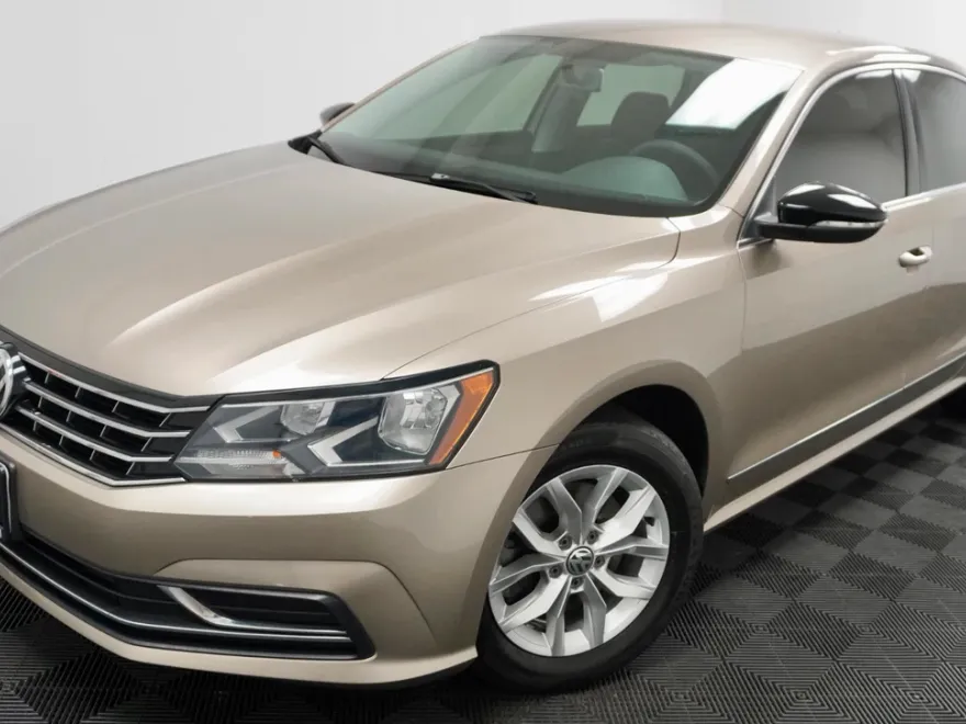 2016 Volkswagen Passat TDI S R-Line photo 1