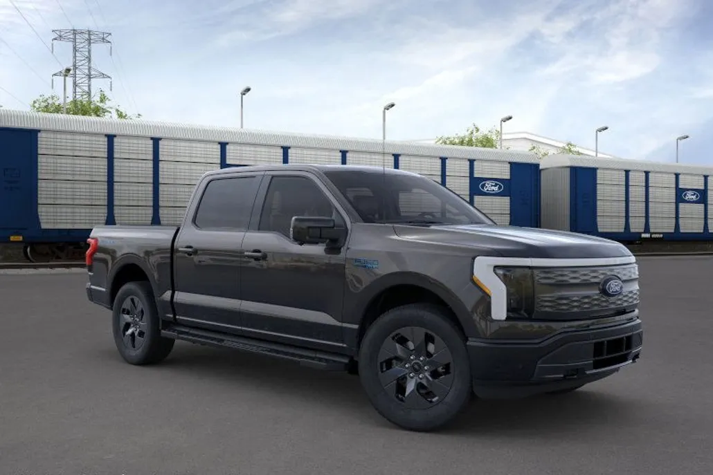 2025 Ford F-150 Lightning Lariat photo 1