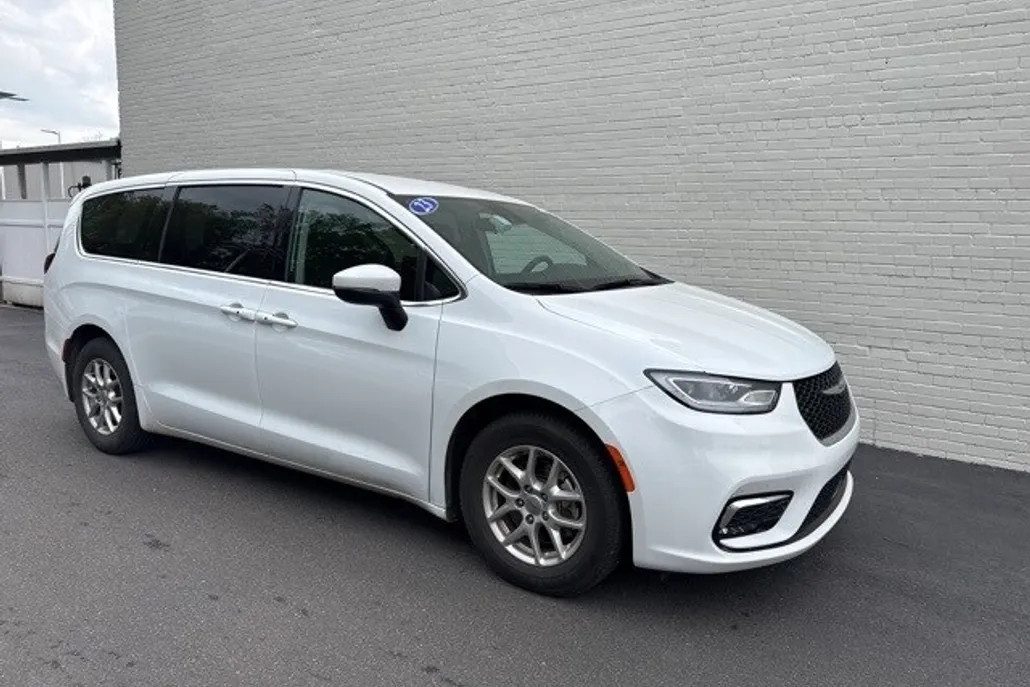 2023 Chrysler Pacifica Touring L photo 1