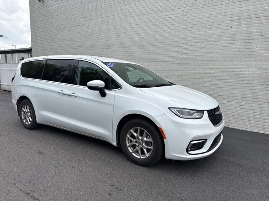 2023 Chrysler Pacifica Touring L photo 1