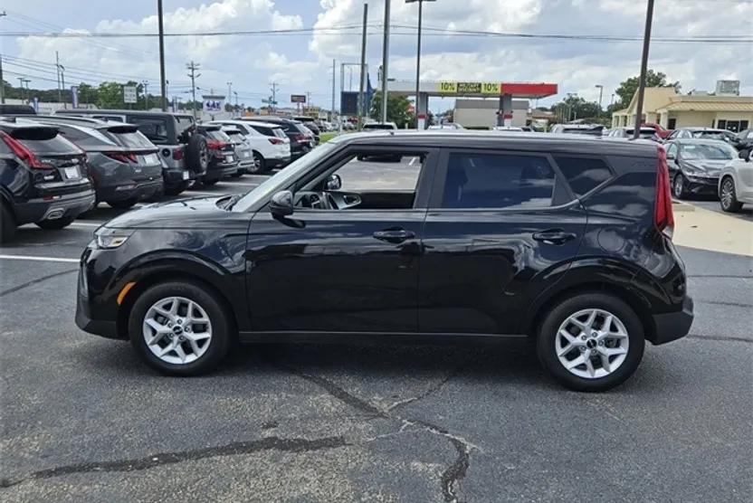 2022 Kia Soul LX photo 1