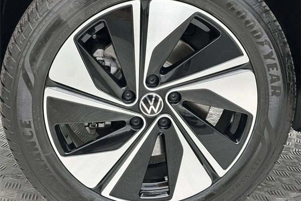 2025 Volkswagen Taos SE photo 1