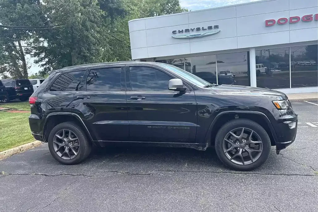 2021 Jeep Grand Cherokee Anniversary Edition photo 1